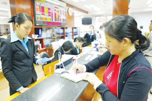 Huy động vốn tăng chậm là một trong những rào cản gây khó cho NHTM trong việc giảm lãi suất cho vay. Ảnh: LÃ ANH